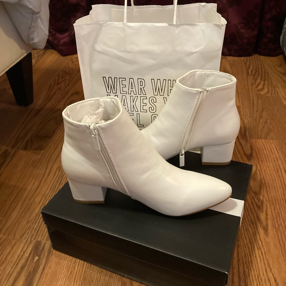 Unilady white booties nwt 📦☺️